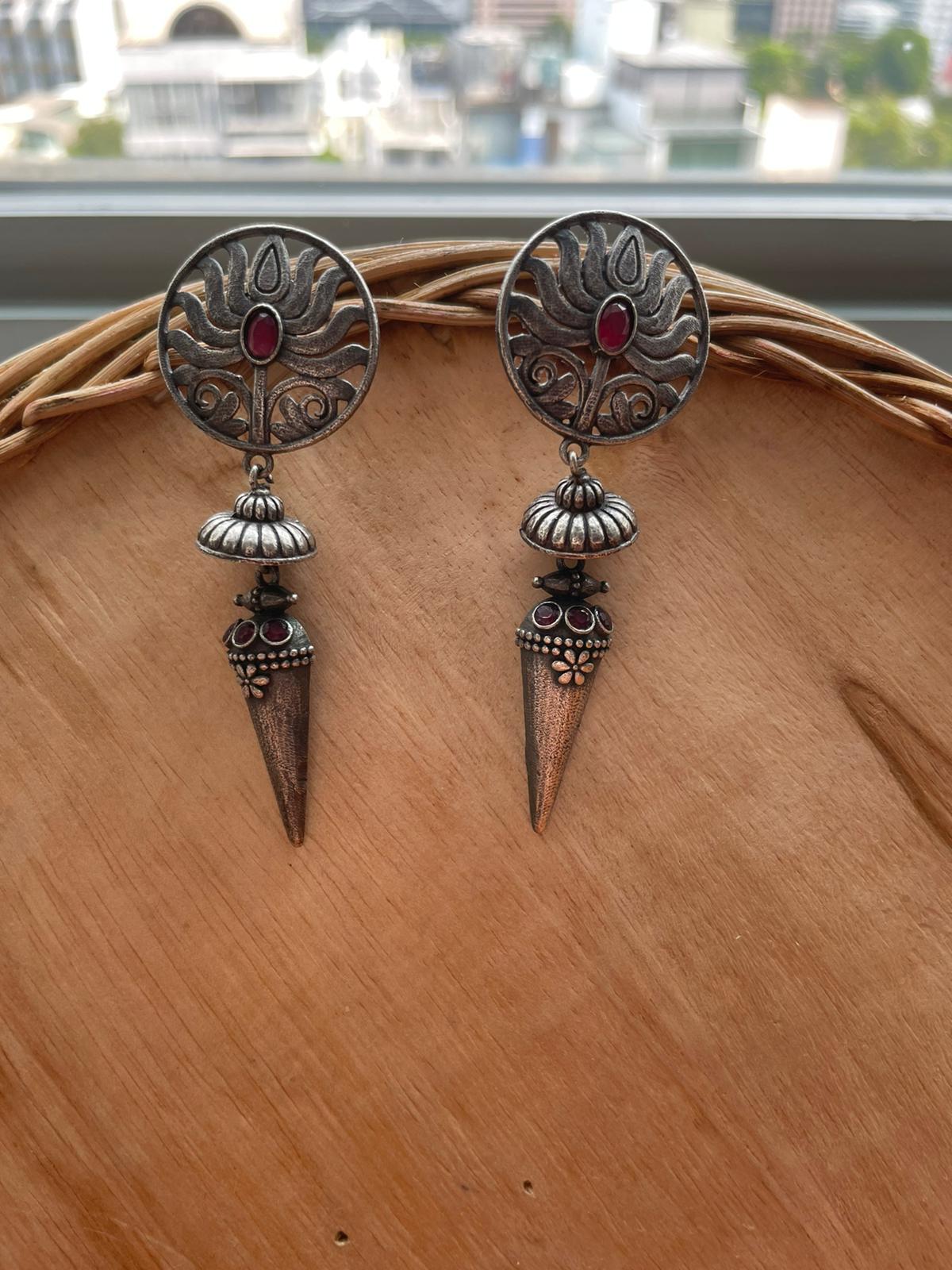 Earring - The Swaying Dagger