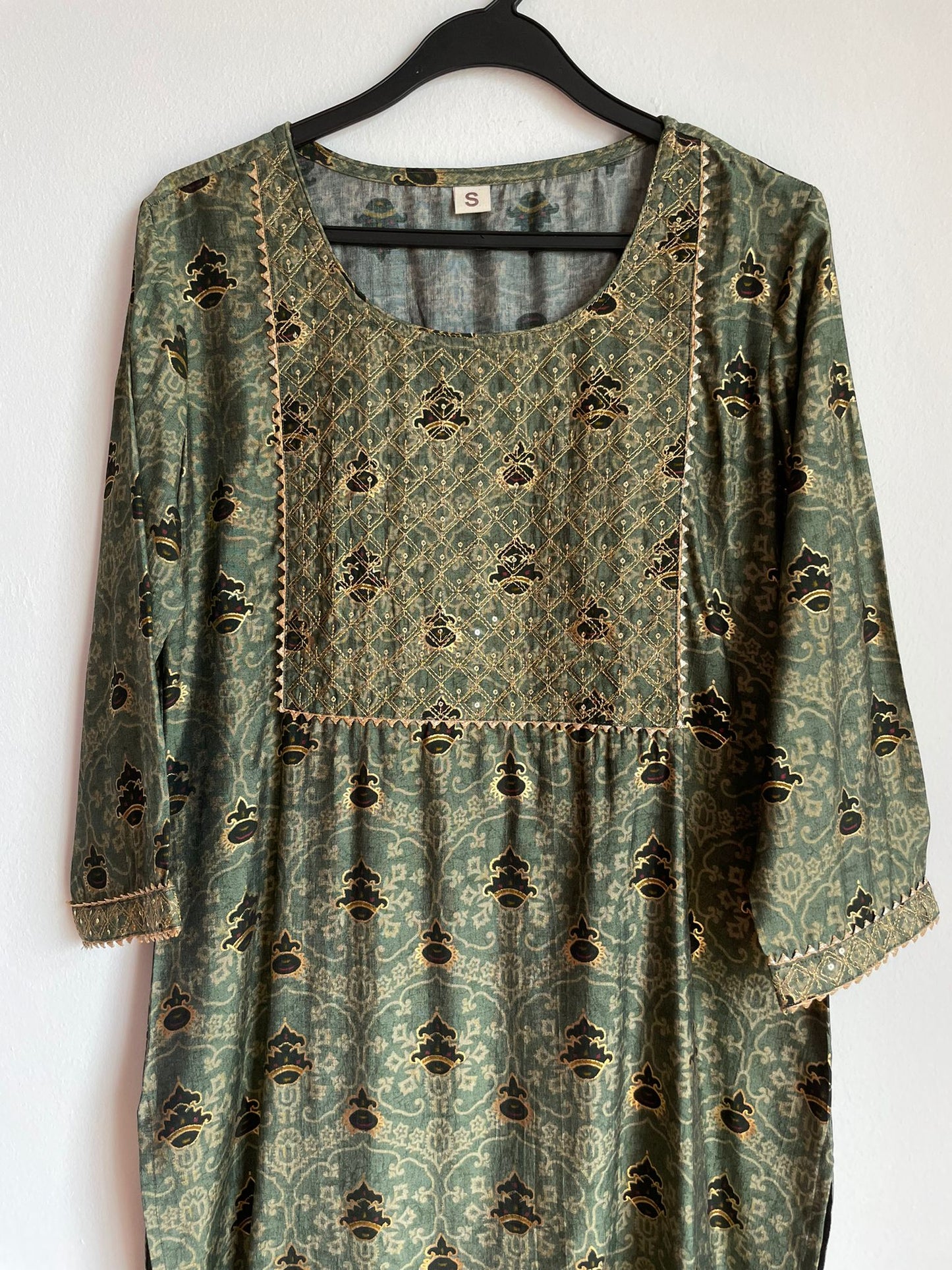 Indian ethnic wear for women in Singapore. made from Chanderi silk