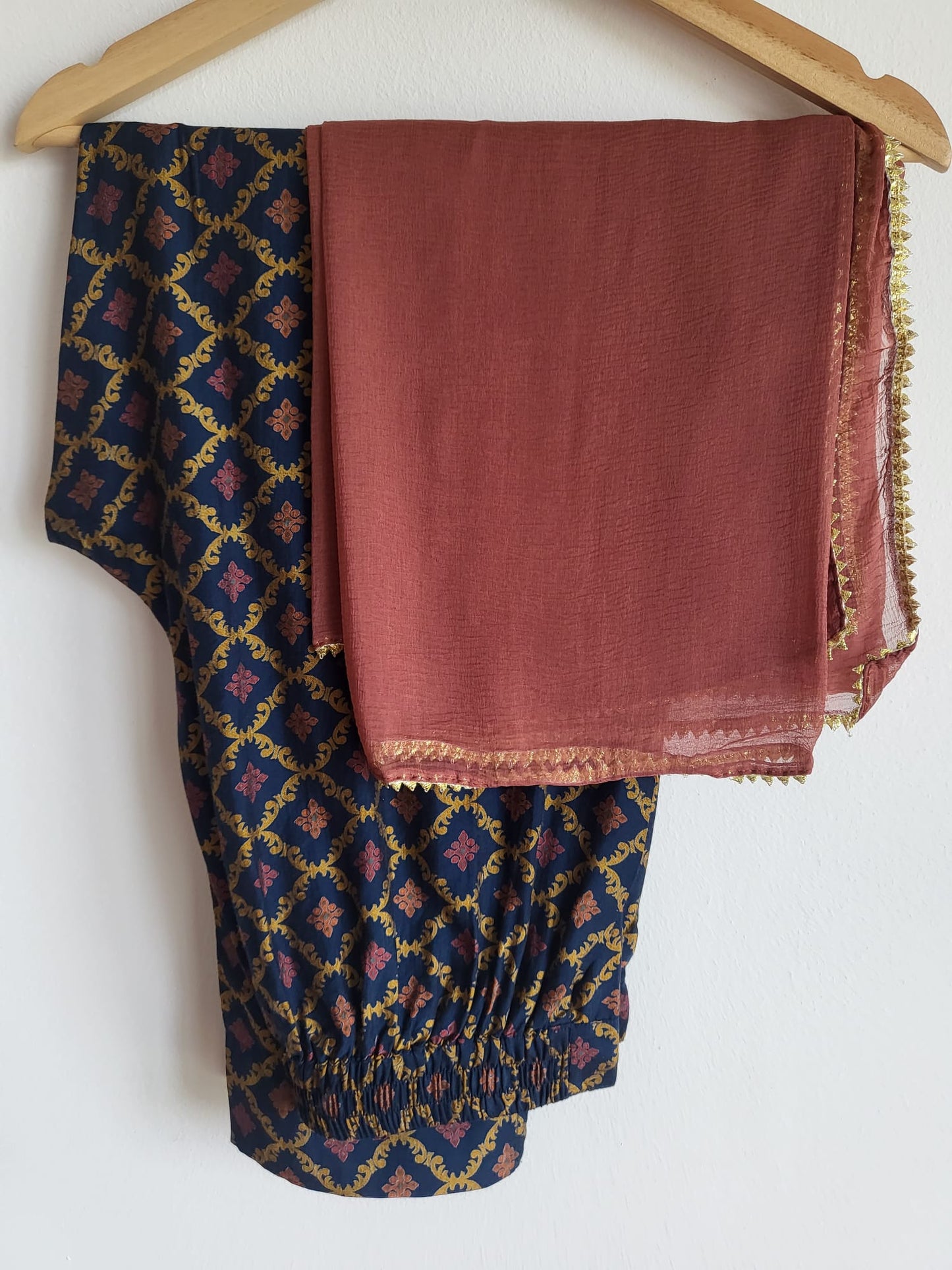 Best quality suit in Singapore with dupatta and straight pants.