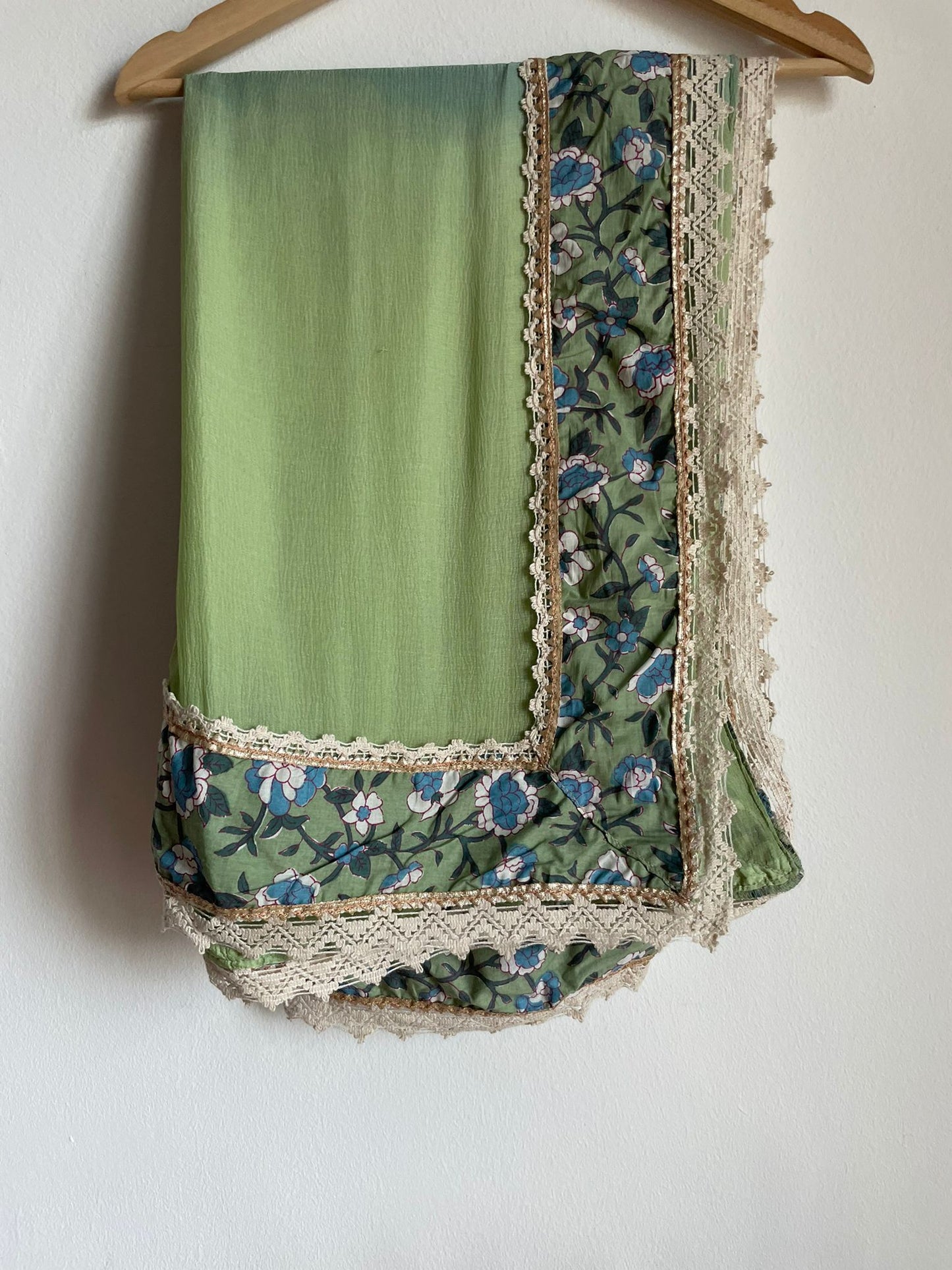 High quality and flowy dupatta for lightening up that festive spirit