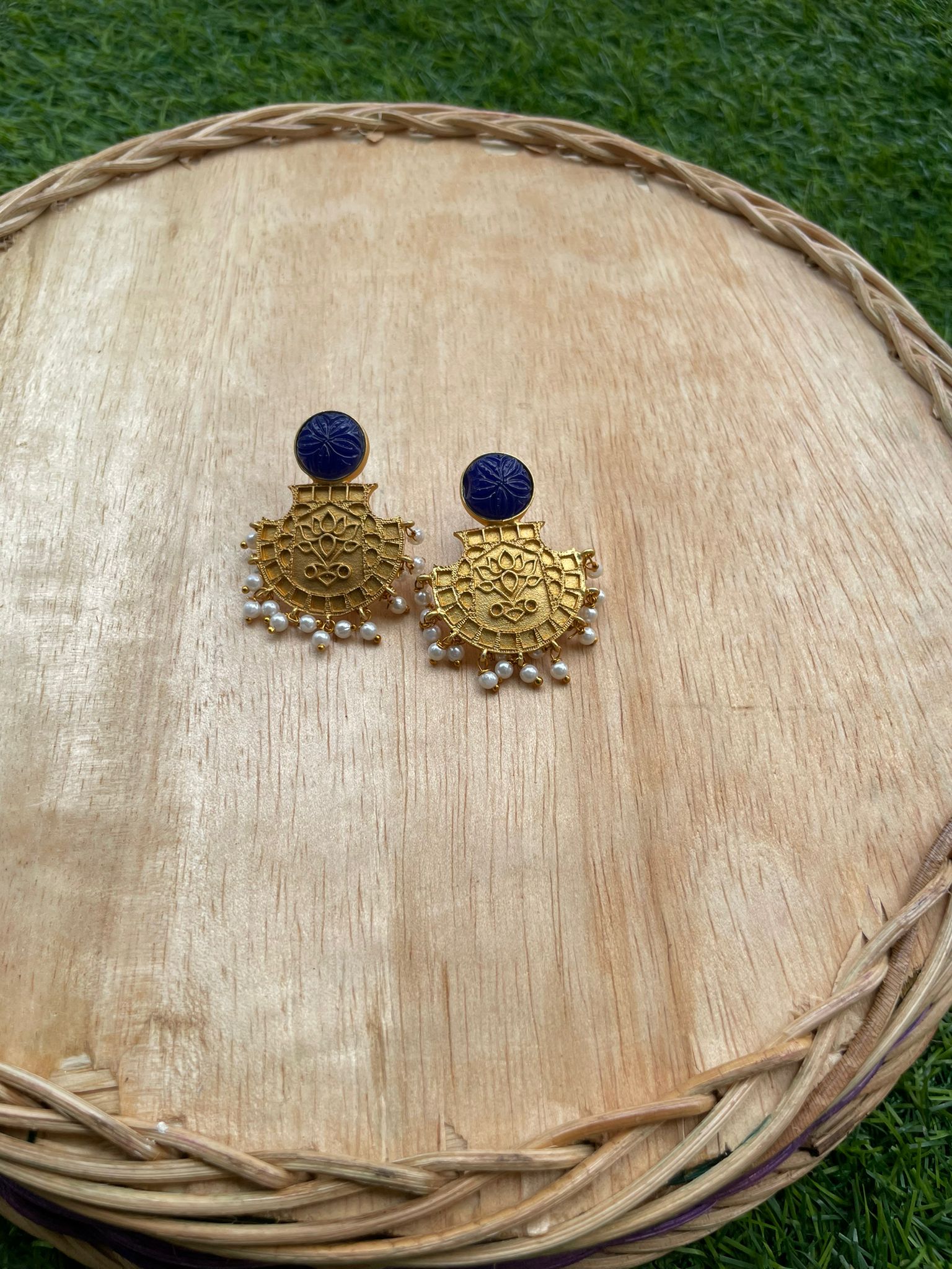 Gold colored earrings for women, with blue stone. ideal for the day of love