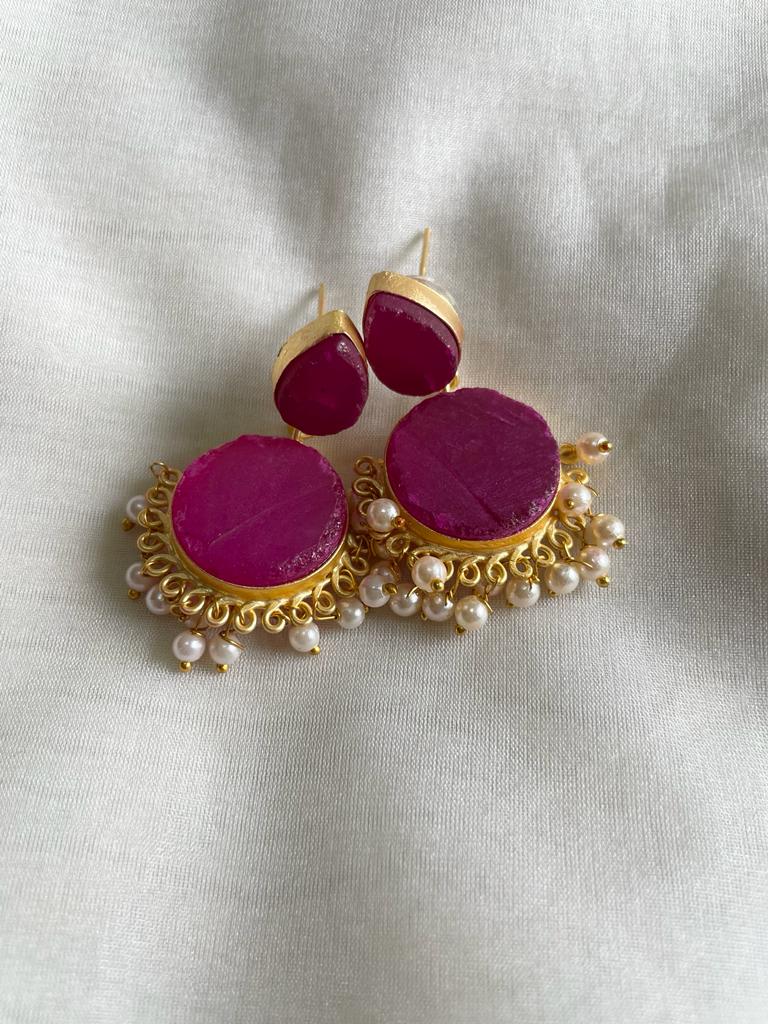 Pink earring with gold metal and white pearls, in round and oval shape