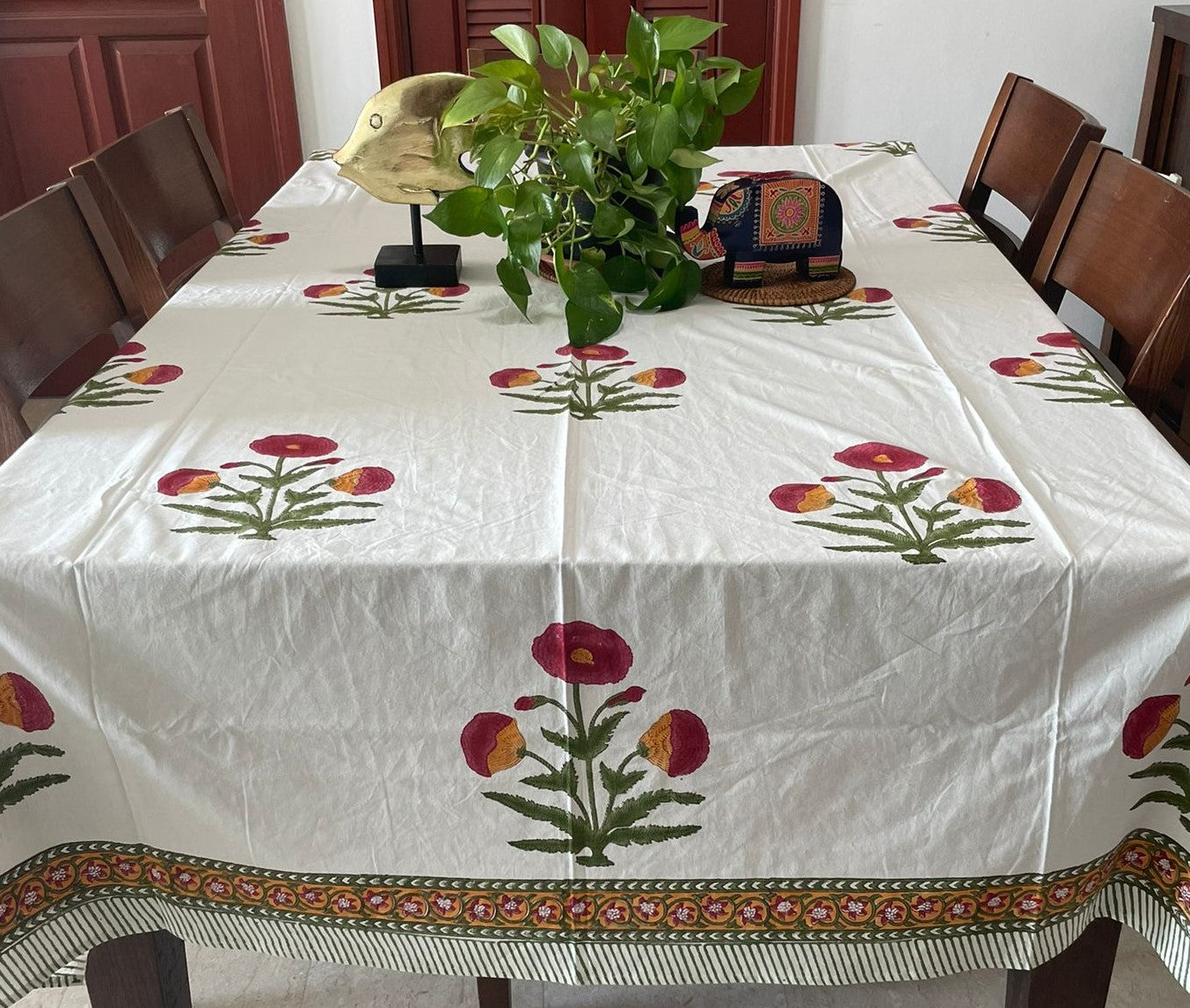 High quality and affordable table cover in white and brown for dining table